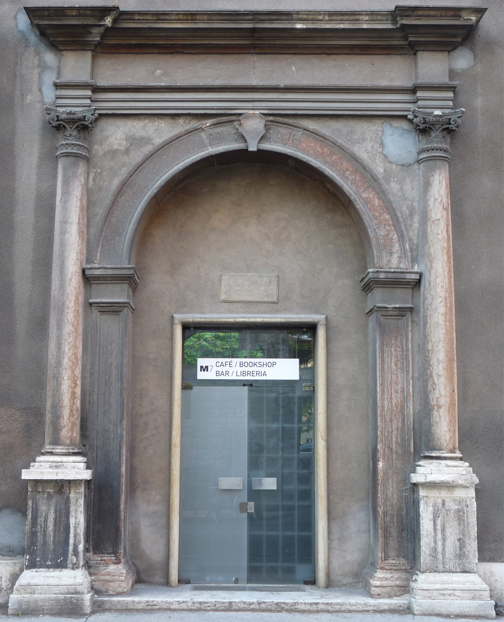 Uno dei due splendidi portali, datato 1512, ancora <em>in loco</em>